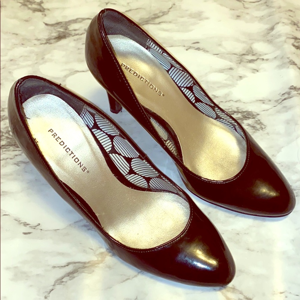 Women’s black pump